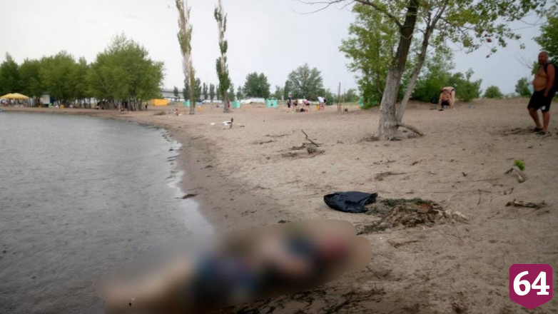 На пляже под саратовским мостом утонул молодой человек