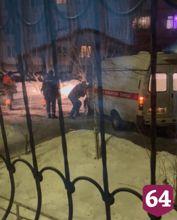 Жители Саратова выталкивали «скорую» из ледяной колеи