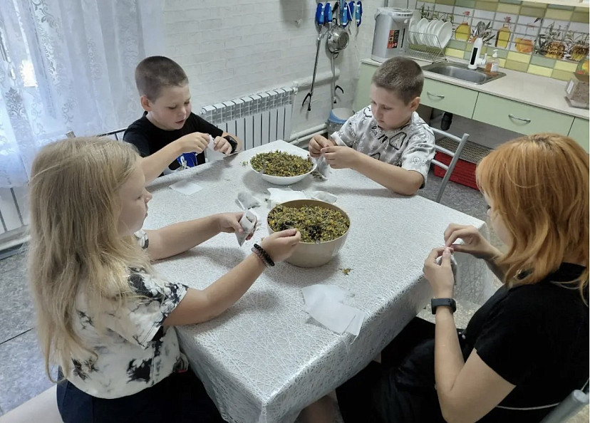 Саратовские дети фасовали липовый чай для фронта 