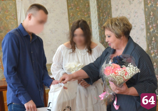 Саратовцев растрогала история встречи бойца с любимой в костюме медвежонка