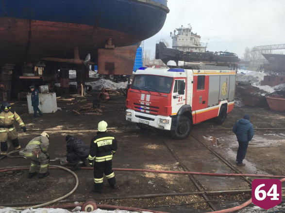На судостроительном заводе под Саратовом горит баржа