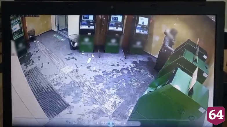 Женщина украла деньги из банкомата и попала на камеры
