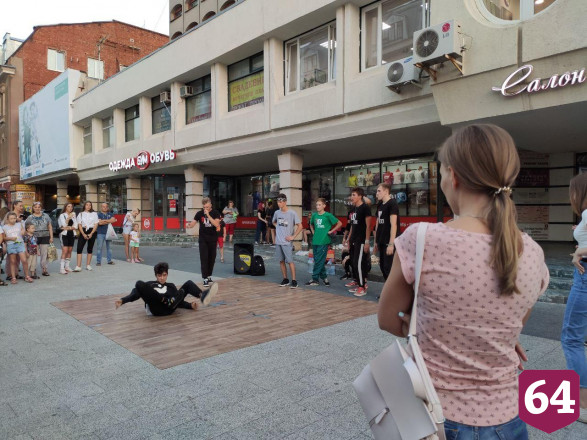 В центре Саратова во время пандемии устроили массовое шоу 