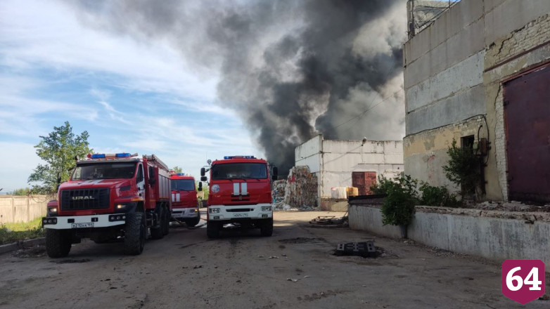 Утром в Саратове сгорел склад вторсырья