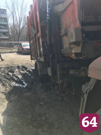 В Саратове мусоровоз увяз в грязи 