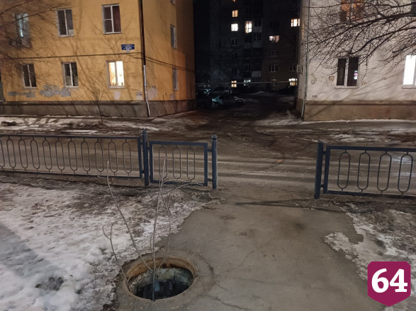 В Саратове на прогулочной аллее с лета открыт колодец