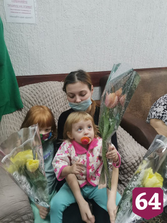 Женщины из Донбасса в Саратове плакали от цветов к 8 Марта