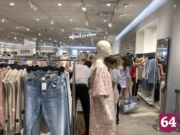 Саратовцы выстроились в очереди на распродаже H&M перед уходом из России 