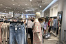 Саратовцы выстроились в очереди на распродаже H&M перед уходом из России 