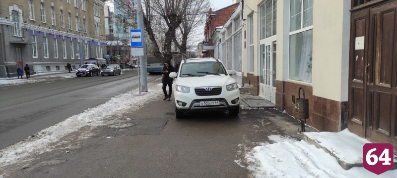 Автохам перекрыл тротуар у магазина на Московской