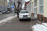 Автохам перекрыл тротуар у магазина на Московской