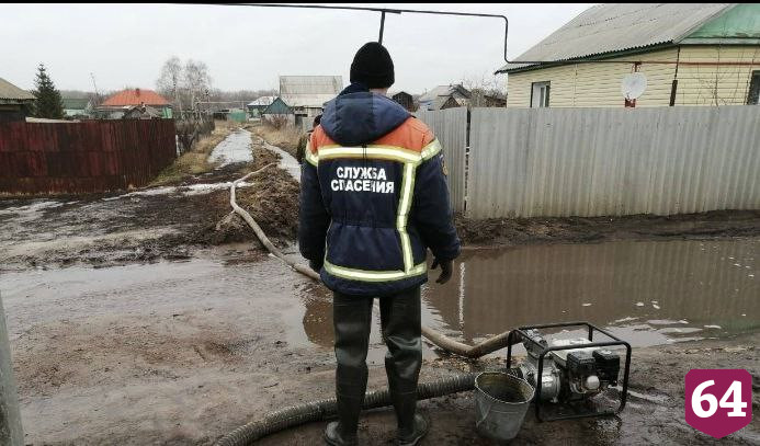 В Саратовской области паводок затопил 13 мостов