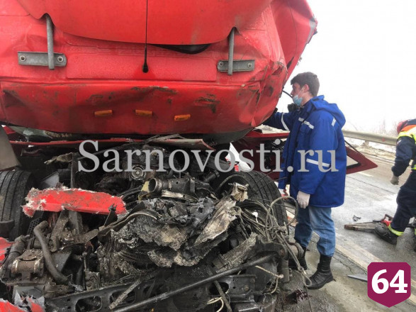Дальнобойщика зажало в грузовике после массового ДТП под Саратовом