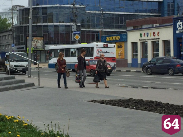 Жители Саратова в День Победы устраивают одиночные автопробеги с флагами
