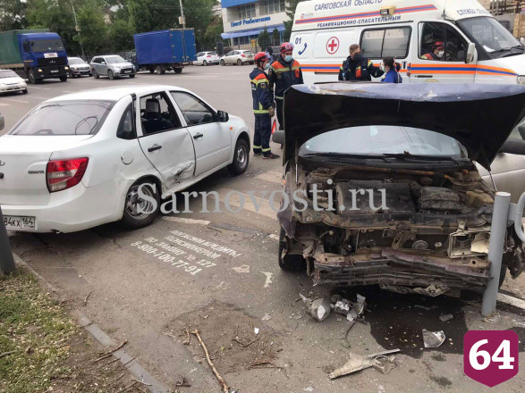 В Саратове легковушку отбросило на дорожный знак после ДТП