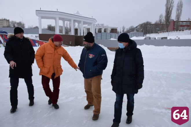 Саратовский силач оценил качество льда на городских катках 
