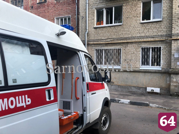 В центре Саратова мужчина выпал из окна и выжил