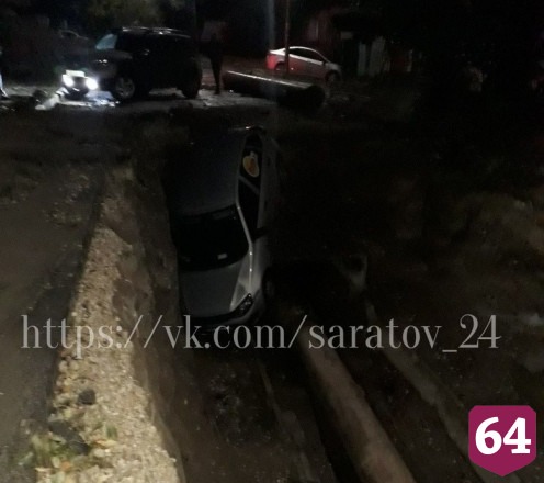 В Саратове ночью автомобиль такси попал в коммунальную траншею 