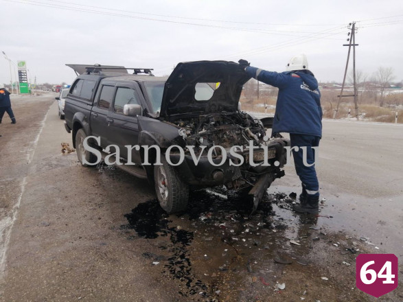 Под Саратовом иномарка протаранила фургон с газировкой