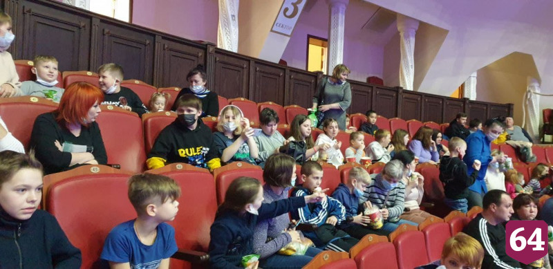В Саратове детей из Донбасса сводили в цирк