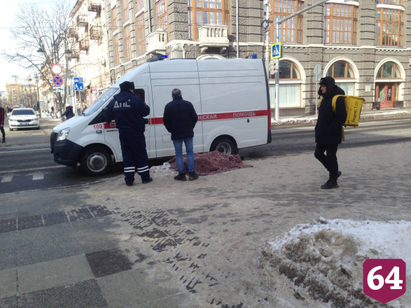 На улице в центре Саратова умер мужчина