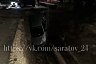 В Саратове ночью автомобиль такси попал в коммунальную траншею 
