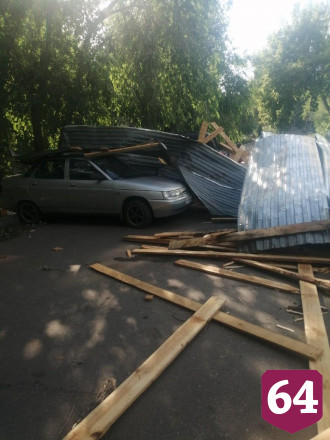 В Саратове крыша магазина «Красное и Белое» рухнула на две машины