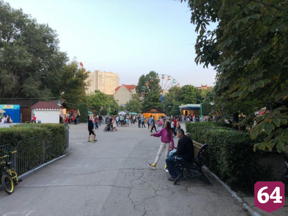 Жители Саратова проводят вечер на каруселях без масок