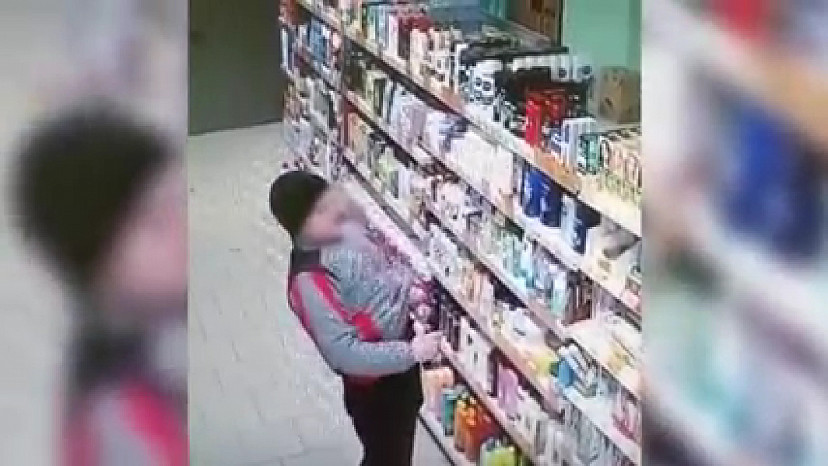 Молодой человек вынес из «Пятерочки» шампуни и гель в брюках