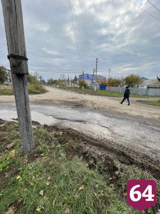 Саратовцы пожаловались на разбитую дорогу у вокзала