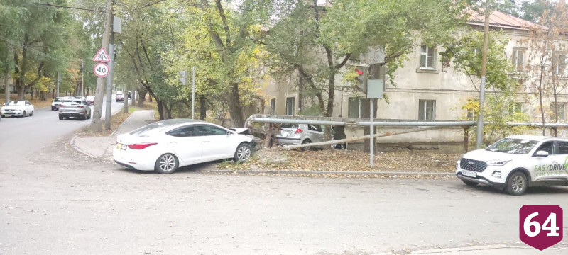 В Саратове автомобили участников ДТП вынесло к жилому дому