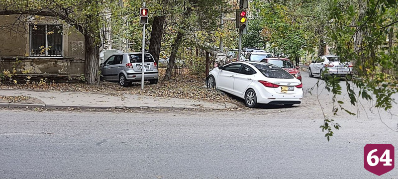 В Саратове автомобили участников ДТП вынесло к жилому дому