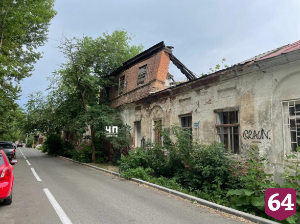 В Саратове стена дома может обрушиться на дорогу