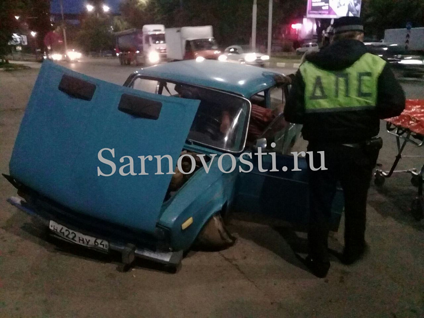Пьяный водитель разбил «Жигули» о бордюр на проспекте Строителей