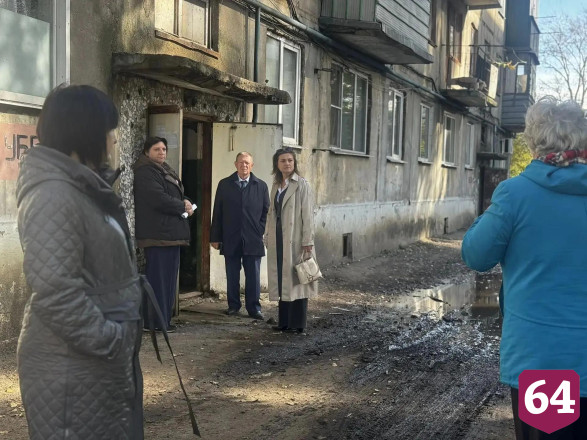 По просьбе саратовцев ремонтируют территорию Дома культуры