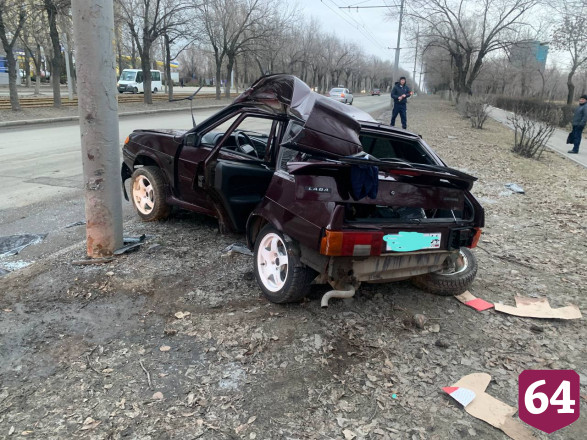 В Саратове при ДТП автомобиль отбросило в столб 