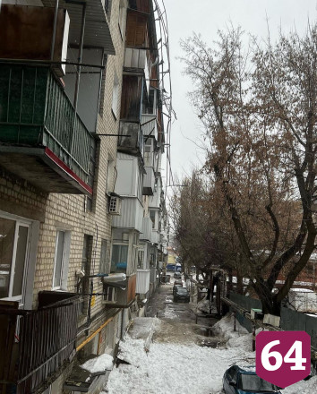 Саратовский двор после схода снега с крыши обещали расчистить 