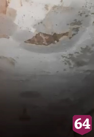 В подъезде саратовской двухэтажки рухнул потолок