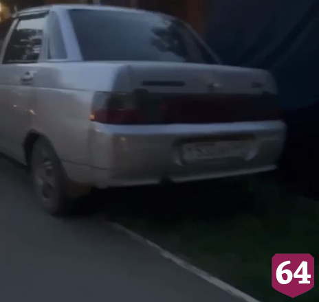 Саратовцев возмутил автохам в полном детей сквере