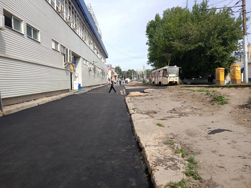 В Саратове заасфальтировали место под снесенными ларьками