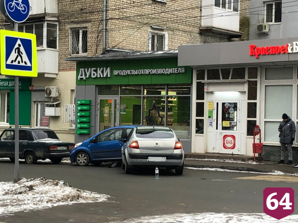В Саратове иномарка после ДТП отлетела в припаркованную машину