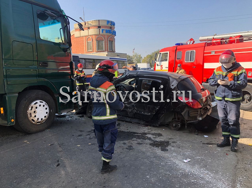В ДТП с 2 фурами на выезде из Саратова пострадала автоледи