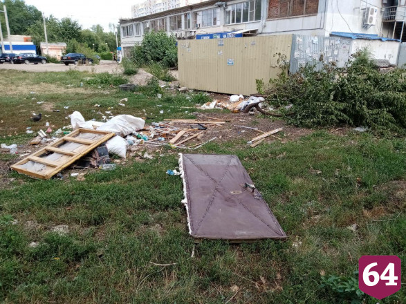Горожанка пожаловалась на опасное соседство мусорки с детсадом