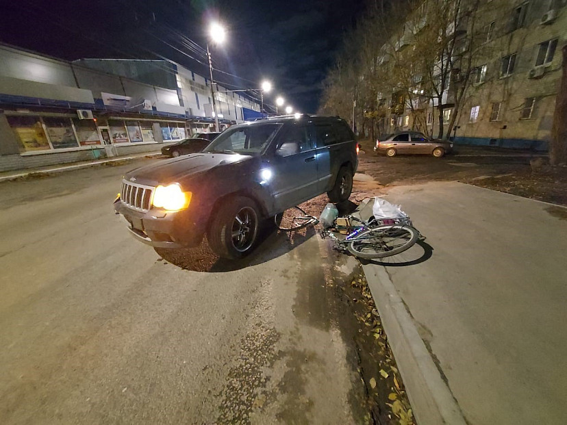 В Саратове водитель внедорожника покалечил велосипедистку