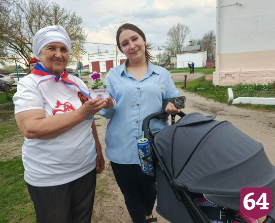 В саратовском парке раздали более тысячи кустиков рассады