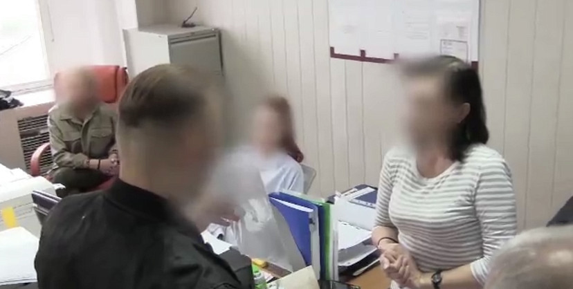 В Саратове женщина проводила фиктивные экзамены для мигрантов