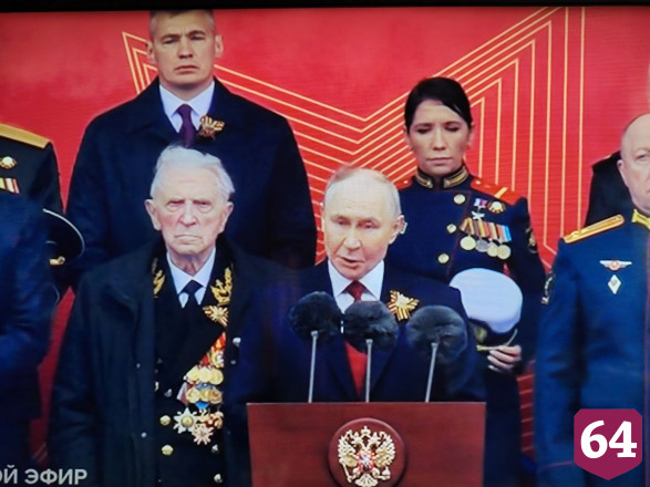 На трибуне с Владимиром Путиным находится Герой России из Саратовской области Людмила Болилая