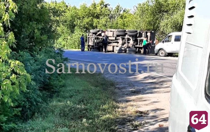 На трассе под Саратовом опрокинулся грузовик 