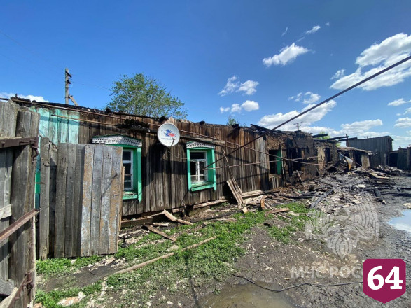 Пожар уничтожил деревянный дом под Саратовом 