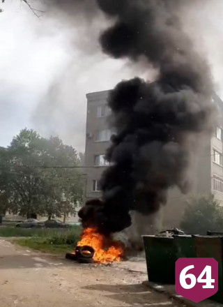 Неизвестные подожгли автошины во дворе жилого дома